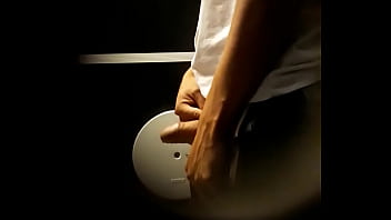 Preview 3 of Datings 54 - Boy mijando e ficando de pau duro