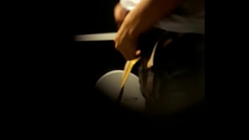 Preview 1 of Datings 54 - Boy mijando e ficando de pau duro