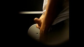 Preview 4 of Datings 54 - Boy mijando e ficando de pau duro