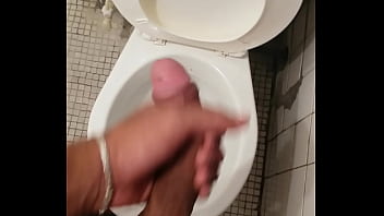 Preview 1 of Indian Terpaksa Main - Lo tengo duro y me hago la paja en el ba&ntilde_o