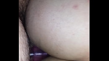 Preview 4 of Alat Sulit - Dandole por la zorrita y metiendo un dildo por el culo a mi mujer