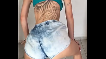 Preview 2 of Girls Bites Boy - Alexia rebolando de shortinho