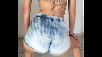 Preview 4 of Girls Bites Boy - Alexia rebolando de shortinho
