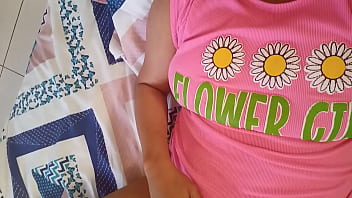 Preview 1 of Fuck Beutiful Cousin - ESPOSA CACHONDA !! Se mete los dedos en la vagina y le sale leche cremosa mientras espera a su marido infiel y la folle
