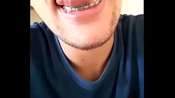 Preview 1 of W W W Sxxx - trincadinho simulando uma chupiscada no grelo
