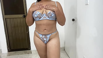 Preview 2 of Piss Di Toilet - mi vecina se ve sexy en camara