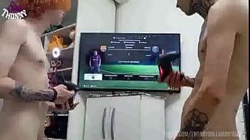 Preview 1 of Pampas Ixxx Vedio - AMIGOS H&Eacute_TEROS DOTADOS JOGANDO FIFA FC E FALANDO PUTARIA