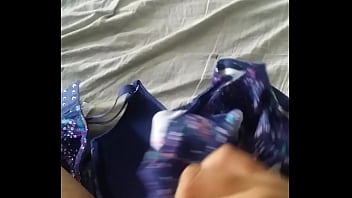 Preview 2 of Alana Easton - Me corro en el bra de mi t&iacute_a y de mi prima