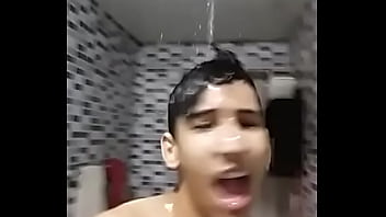 Preview 3 of Asian House Wife Getting If On - Magrinho Roludo se exibindo no banheiro