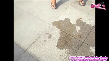 Preview 2 of Big Sussy - In der &Ouml_ffentlichkeit Piss spiele gemacht mit geiler Milf