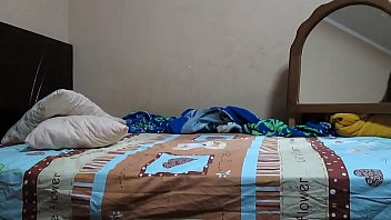 Preview 1 of Teen Sex Rekhaindion - Kathy Daga posando en la cama muy arrecha