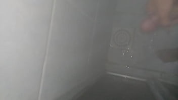Preview 4 of Asian Skanks - novinho se masturbando no banheiro..ģ