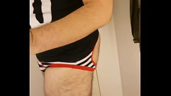 Preview 2 of Yancy Butler Porn - Urso de jockstrap no provador da loja