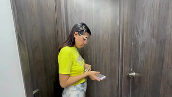 Preview 1 of Scuirt Blonde - Llamo a mi vecino a que me arregle la puerta y termina dando una rica follada bien rica con su enorme pene duro hasta correse en mi co&ntilde_o hl