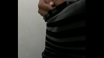 Preview 1 of Vidio Bokep Kerajan - batendo uma rapidinho no banheiro mai fui interrompido
