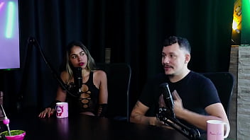 Preview 3 of Hindi Sexe Vidio - Morena tem os peitos e a buceta chupada depois de falar que o cliente nunca sentiu prazer transando,  ent&atilde_o realiza seus fetiches de cuspe,  gostou de fazer uma menage feminina - Casal Kaliente