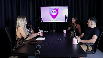 Preview 1 of Hindi Sexe Vidio - Morena tem os peitos e a buceta chupada depois de falar que o cliente nunca sentiu prazer transando,  ent&atilde_o realiza seus fetiches de cuspe,  gostou de fazer uma menage feminina - Casal Kaliente
