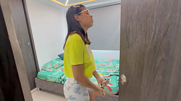 Preview 1 of Gujari Sex Vedio - Llamo a mi vecino a que me arregle la puerta y termina dando una rica follada bien rica con su enorme pene duro hasta correse en mi co&ntilde_o
