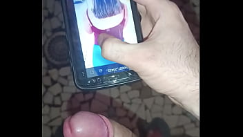 Preview 2 of Bihar Masti In - ESFREGANDO O PINTO CHEIO DE TES&Atilde_O NA TELA DO CELULAR E GOZANDO PRA FOTO DA MINHA AMIGA GOSTOSA E BUNDUDA!