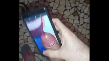 Preview 3 of Bihar Masti In - ESFREGANDO O PINTO CHEIO DE TES&Atilde_O NA TELA DO CELULAR E GOZANDO PRA FOTO DA MINHA AMIGA GOSTOSA E BUNDUDA!