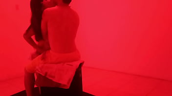Preview 2 of Facesitting Teen Cute Girl - LA PUTA DEL PROSTIBULO ME DIO UNA GRAN MAMADA DE TESTICULOS GRATIS A CAMBIO DE OBTENER EL NUEVO CELULAR DE MODA. PORNO REAL EN EL CABARET