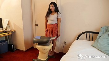 Preview 1 of Suaves Pussy - Brunette Yanks Miel Masturbating
