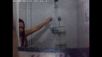 Preview 1 of Mom Son Daughter Dad Surprise - Prima bien buena espiada mientras se ba&ntilde_a-1