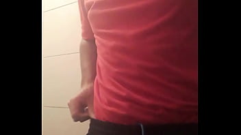 Preview 1 of Naked Housemaid - Garoto Pau duro Batendo Punheta