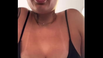 Preview 3 of Xxx Italia - Fui treinar na academia da praia do Guaruj&aacute_ Tava t&atilde_o calor que suor escorria da buceta pro cu ! Os banhista passava e ficava olhando meu rabo todo molhado fiquei cheia de tesao .