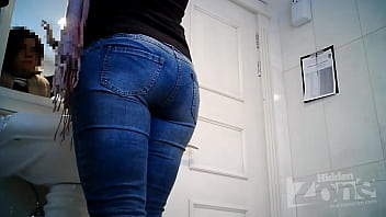 Preview 4 of Sexmvi - Spying on a girl with a big ass in the toilet.