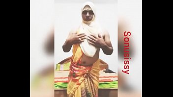 Preview 3 of Japan Minum Air Kencing - Sonusissy navel show in saree