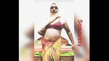 Preview 1 of Japan Minum Air Kencing - Sonusissy navel show in saree