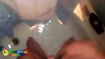 Preview 2 of Momg Sex - Wenn Andy beim duschen pisst bleibt absolut nix von seinem Saft verschont