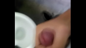 Preview 3 of Seachflat Tit Husband Porn - Novinho cheio de tezao bateu punheta no banheiro da escola