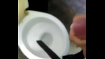 Preview 4 of Seachflat Tit Husband Porn - Novinho cheio de tezao bateu punheta no banheiro da escola