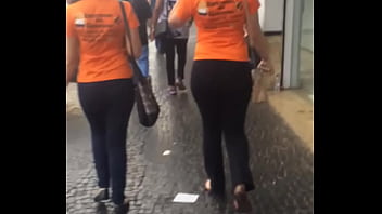 Preview 2 of Mom Shaping Dad Dother Rape - Duas gostosas andando no centro de legging