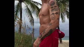 Preview 1 of Blockxnxx - FLEXING AT BEACH