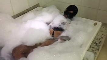 Preview 1 of Marathi Girl Animal Sex Video - MORENA NA BANHEIRA DE ESPUMA SENSUALIZANDO