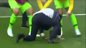 Preview 3 of Prelolitas Porn - t&eacute_cnico brasileiro caindo gostoso d. no gramado