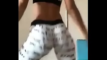 Preview 3 of Lucia Love Trains For Hardcore - Doida pra sentar de legging