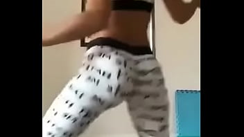 Preview 4 of Lucia Love Trains For Hardcore - Doida pra sentar de legging