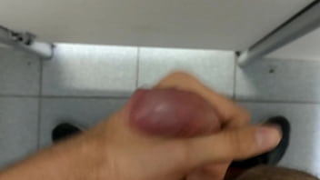 Preview 1 of Beautiful Girl Hd Pornvideos - Jorrando porra na porta do banheiro masculino da faculdade