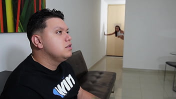 Preview 2 of Slim Big Natural Tits - Chica es follada por el plomero mientras su marido ve un partido de futbol - Parte 2