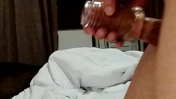 Preview 1 of Ivan Pretykitty - Masturbando e gozando com mastubador e plug anal