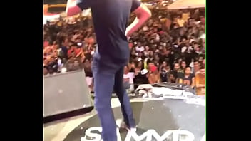 Preview 4 of Sleeping Sex In Korea - Novinho seduzindo no palco de Samyra Show,  rebolando no palco!