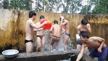 Preview 4 of Loan Sex - Bộ đội tắm ti&ecirc_n
