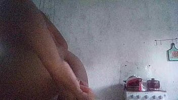 Preview 2 of Sunny Lione Hot Xxx - Um jovem Gay perdendo a virgindade do C&uacute_ com uma cenoura