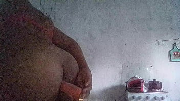 Preview 3 of Sunny Lione Hot Xxx - Um jovem Gay perdendo a virgindade do C&uacute_ com uma cenoura