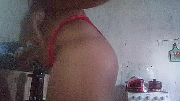 Preview 1 of Sunny Lione Hot Xxx - Um jovem Gay perdendo a virgindade do C&uacute_ com uma cenoura