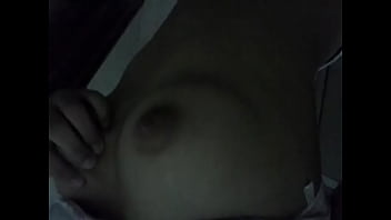 Preview 4 of Hand Sperm Girls - Novinha mostrando os peitos